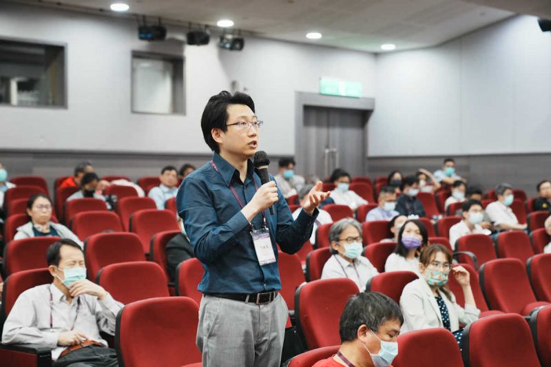 丁柏元醫師席間向講者提問，討論有關不同方法培養免疫細胞的可行性、細胞治療在台灣的使用現狀，以及未來的發展與可能性。(照片／丁柏元醫師提供)